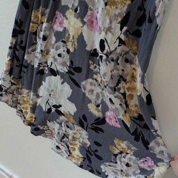 Boutique Floral Dress - Picture 4 of 5
